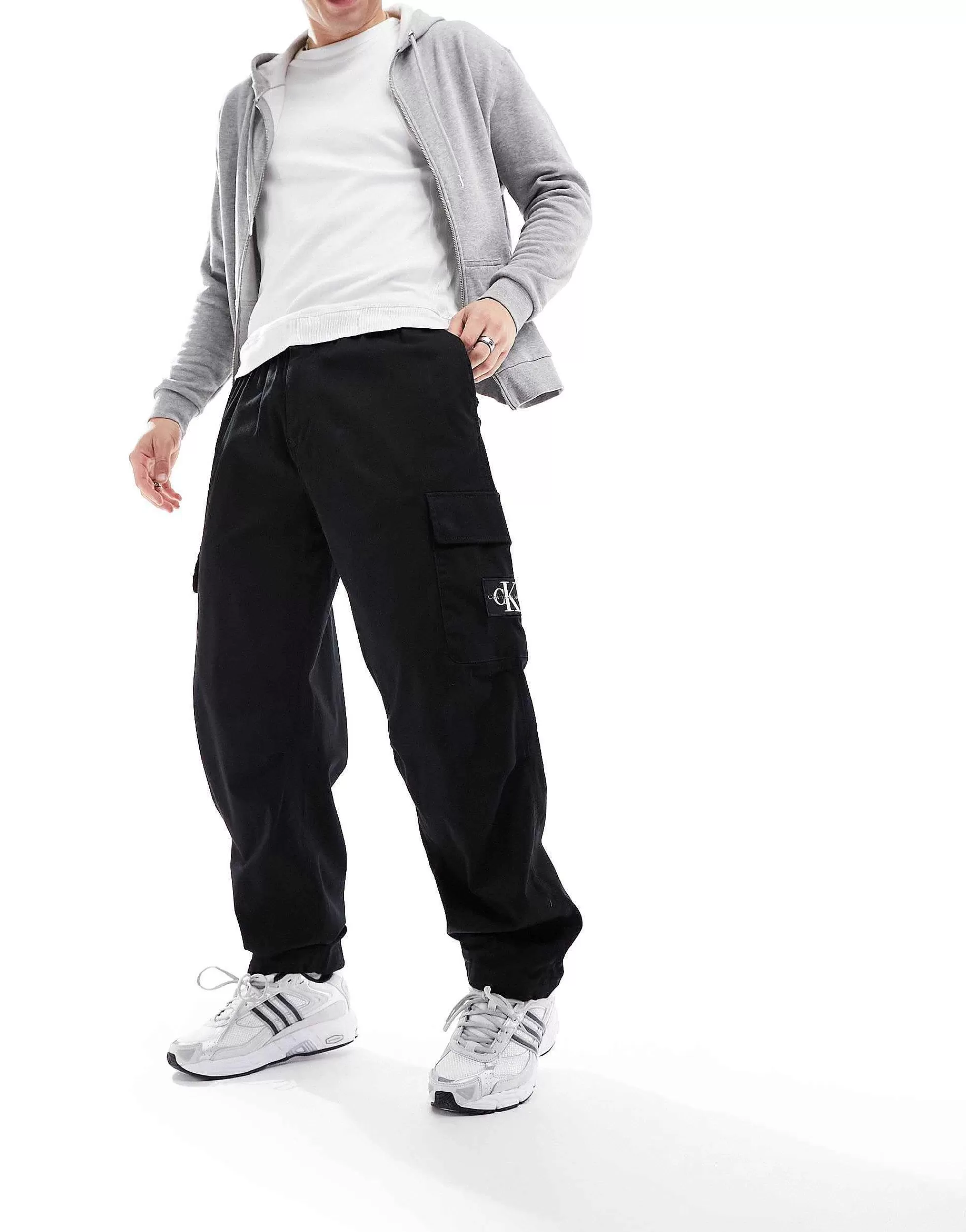 Men Calvin Klein Jeans Essential Regular Cargo Pants In Black