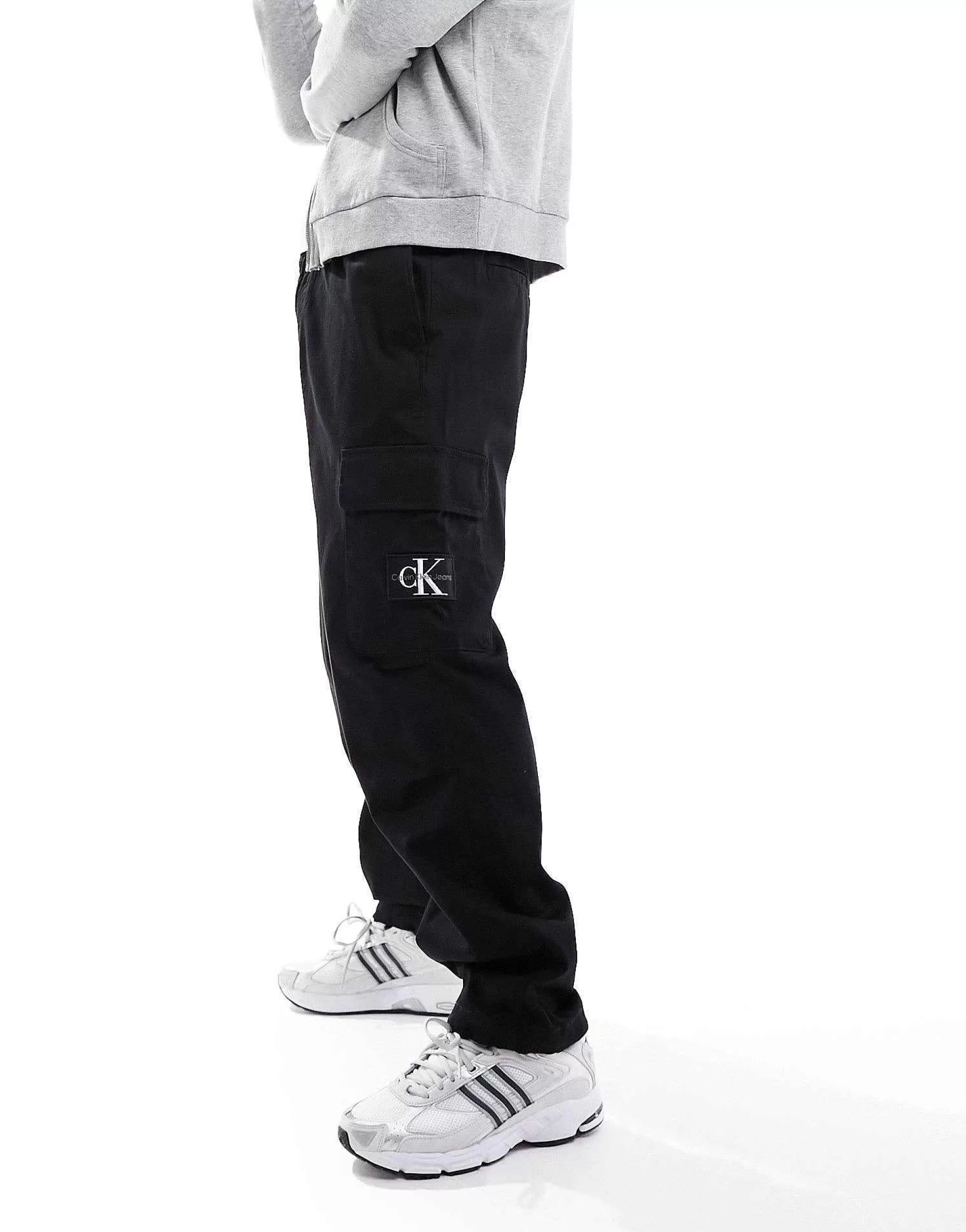 Men Calvin Klein Jeans Essential Regular Cargo Pants In Black