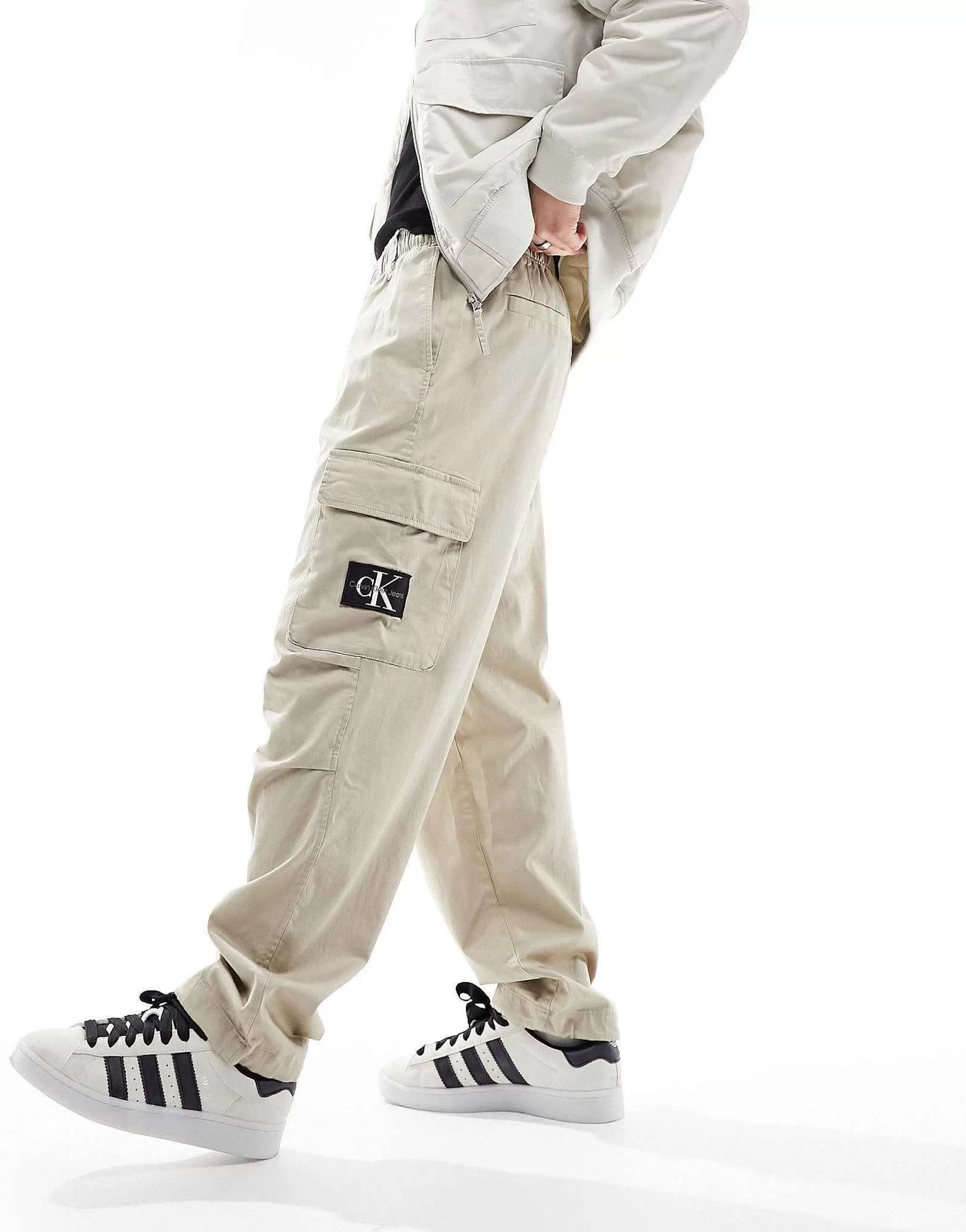 Men Calvin Klein Jeans Essential Regular Cargo Pants In Taupe