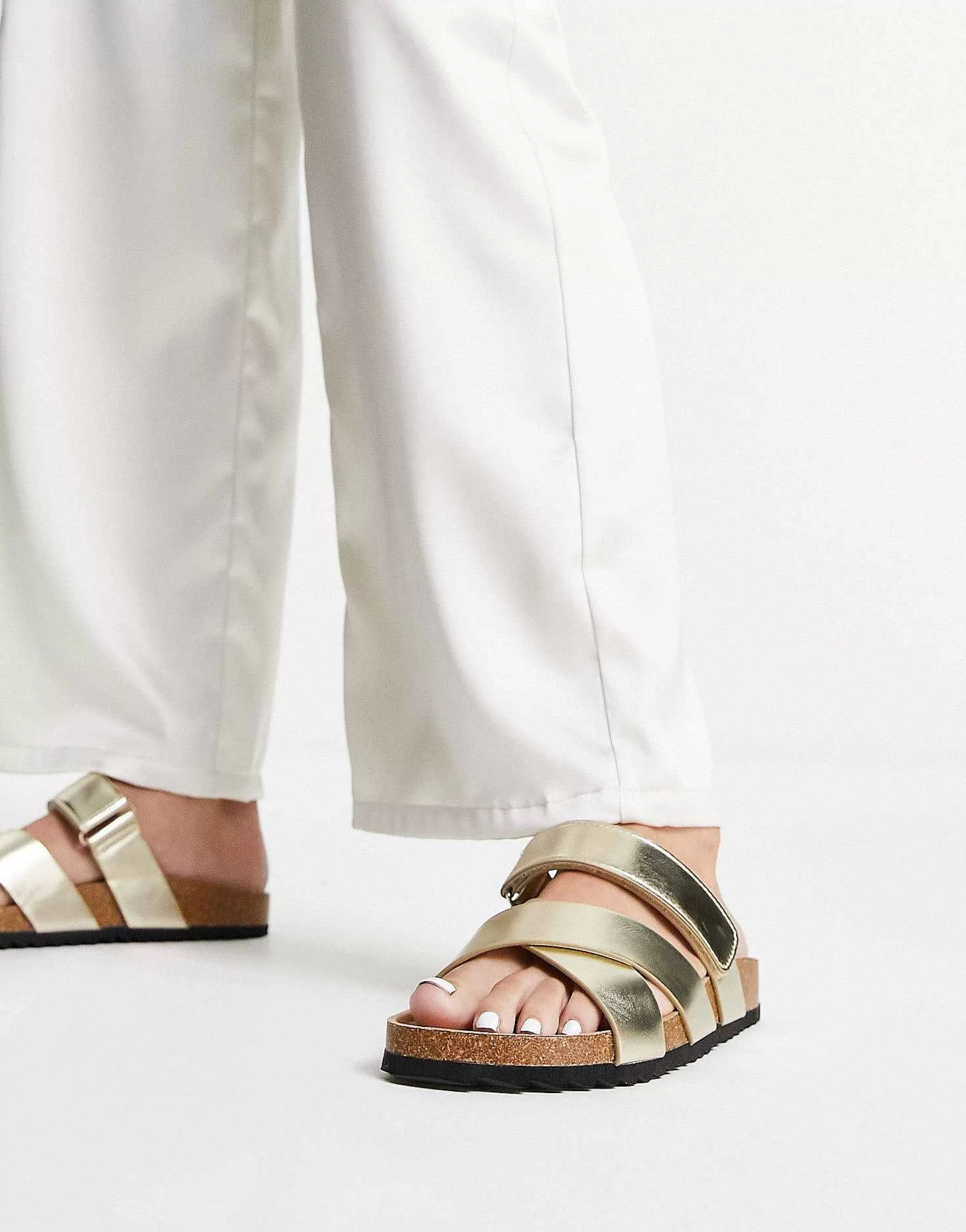 Women DESIGN Fiery Cross Strap Flat Sandals In