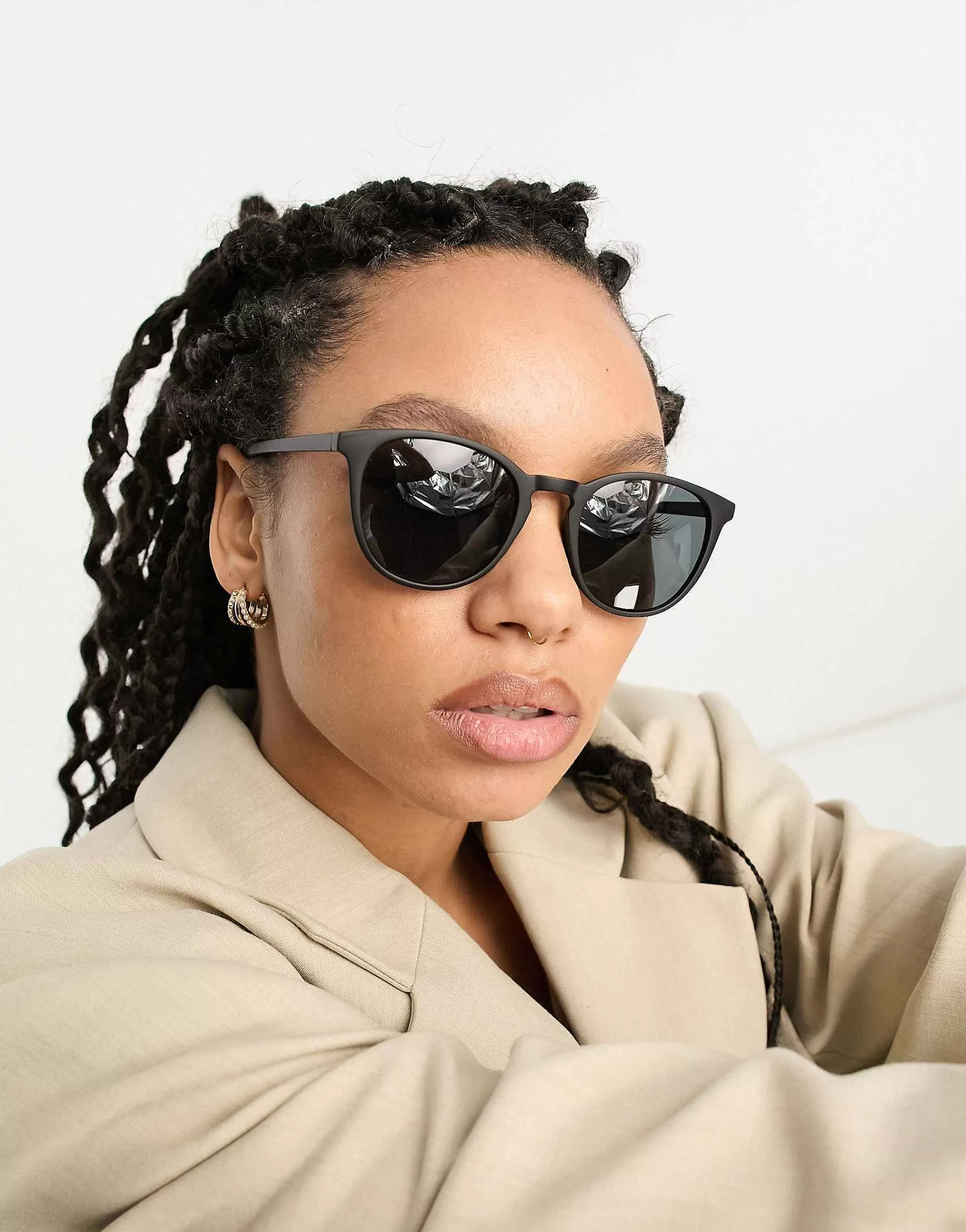 Women DESIGN Fine Frame Round Sunglasses In