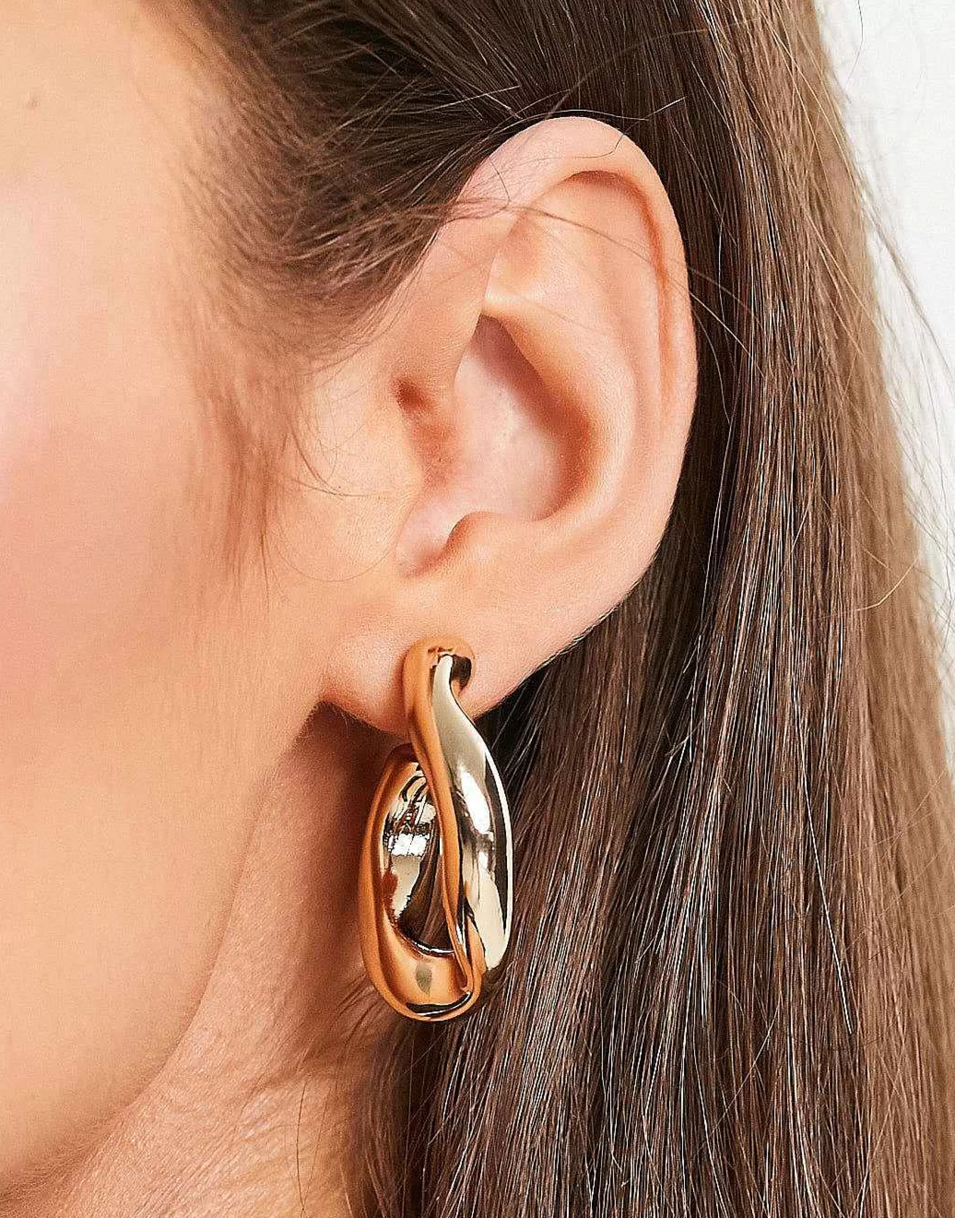 Women DESIGN Hoop Earring With Twist Link In Tone