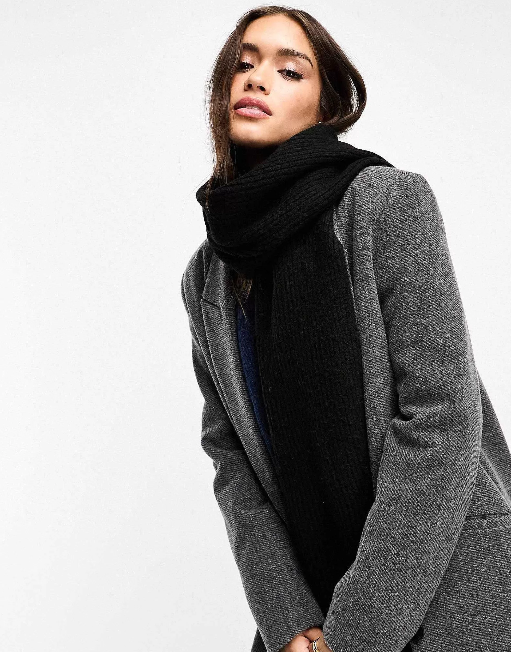 Women DESIGN Knitted Scarf In
