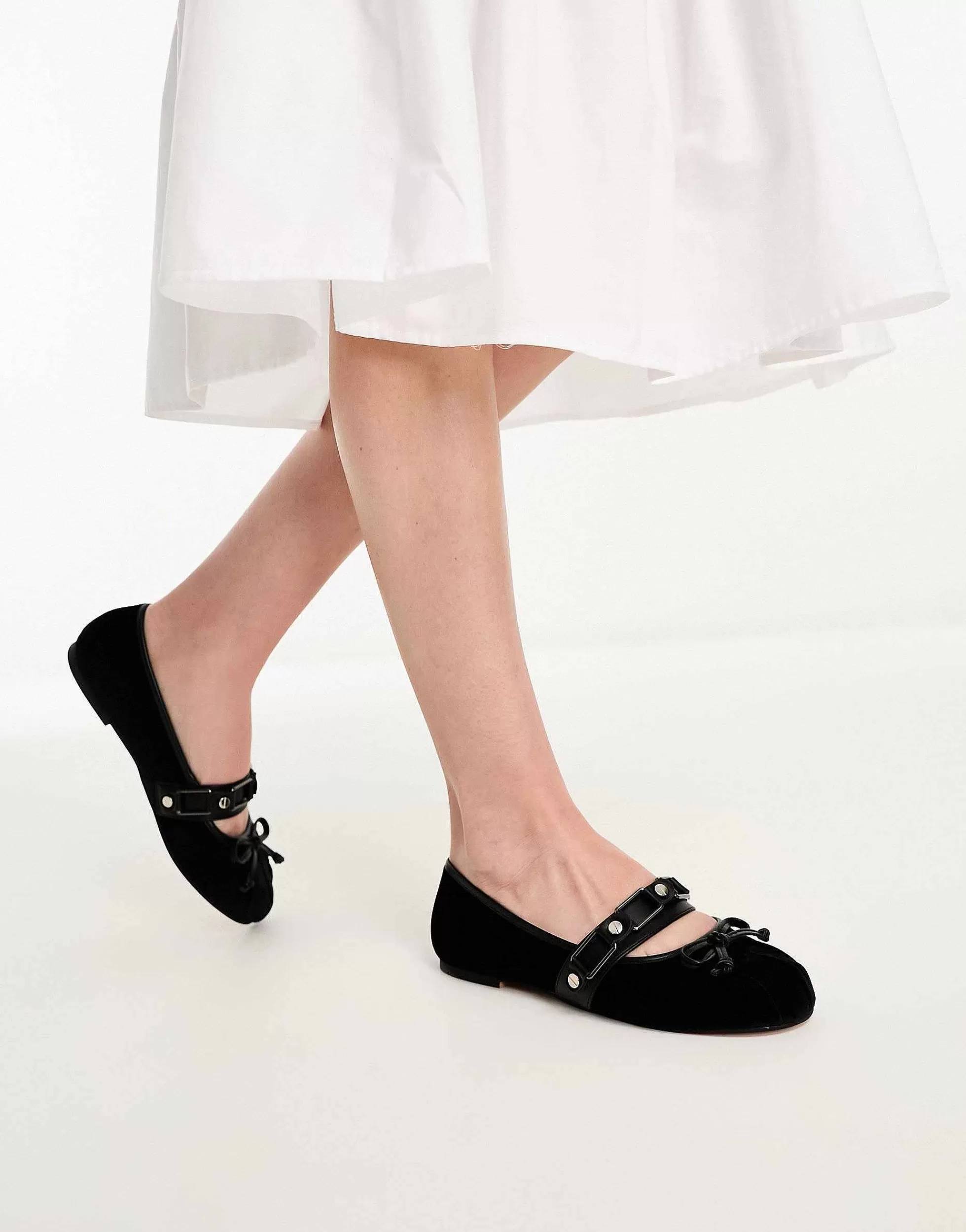 Women DESIGN Labyrinth Round Ballet With Hardware In Velvet