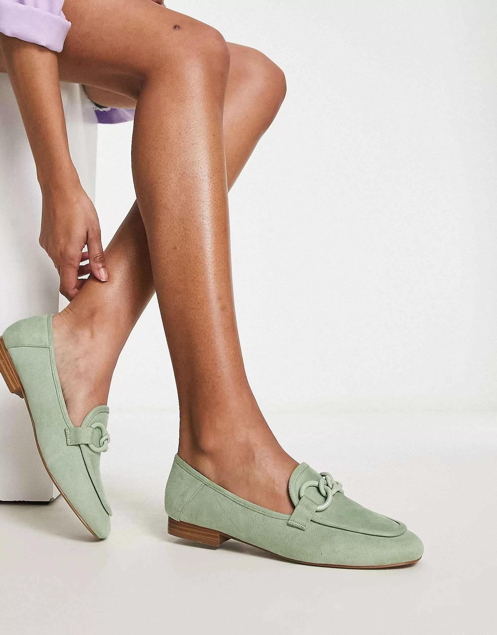 Women DESIGN Modern Loafer With Chain In