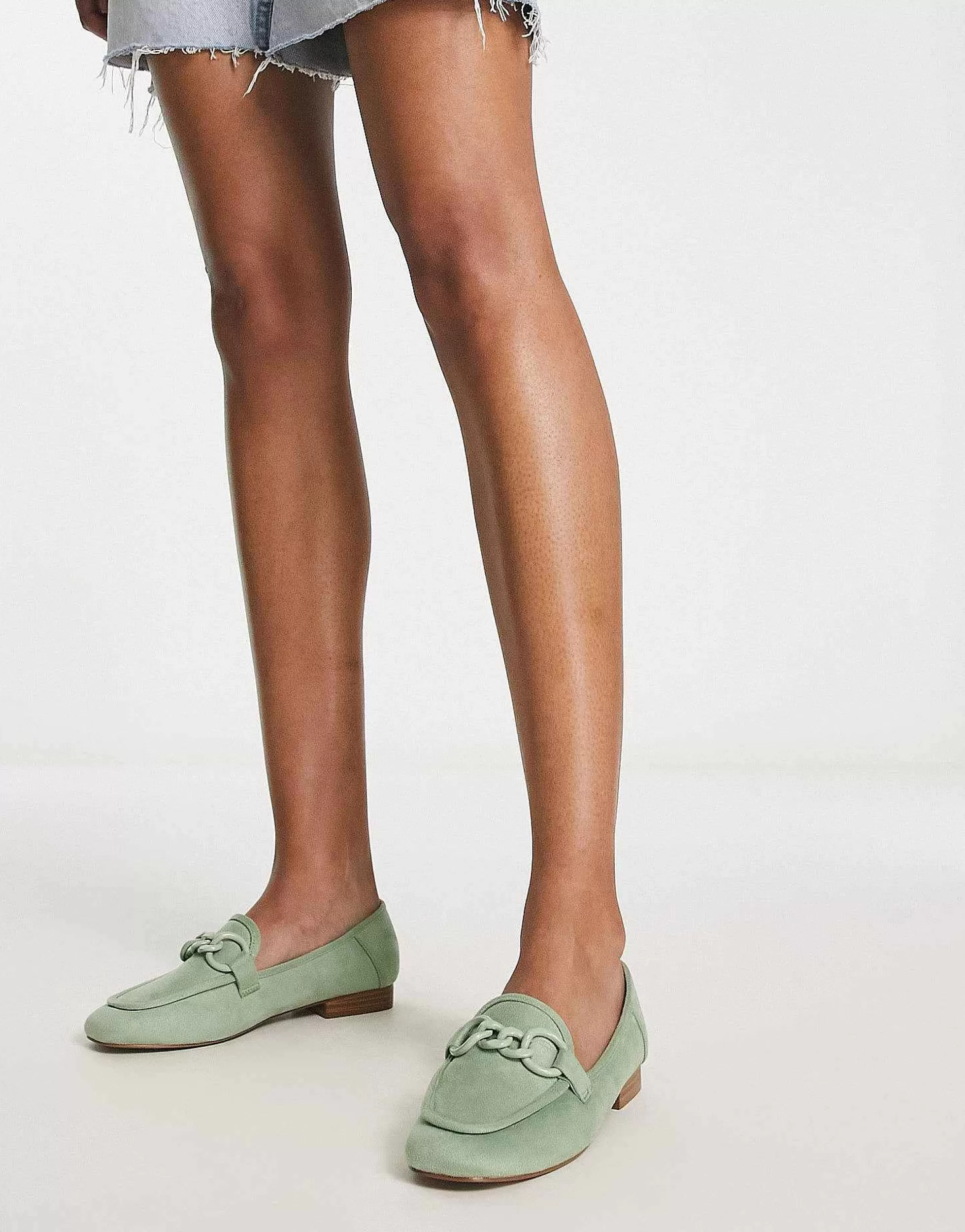 Women DESIGN Modern Loafer With Chain In