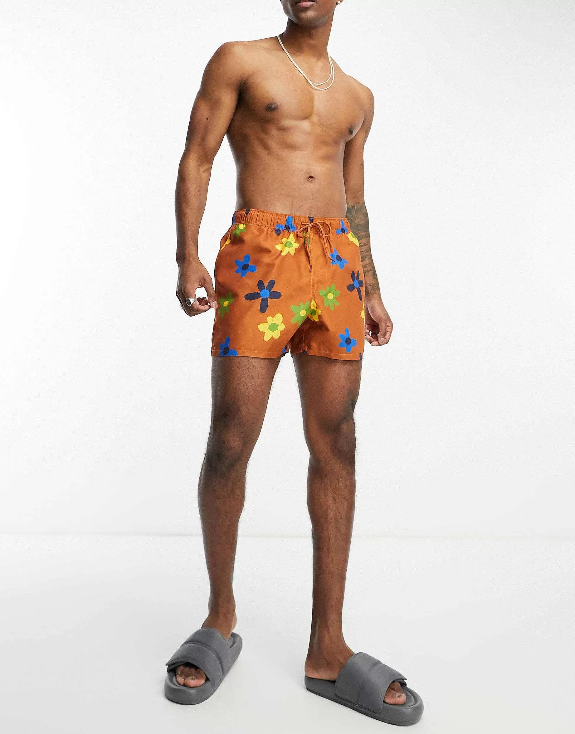 Men DESIGN Swim Shorts In Short Length In Floral Print In Brown