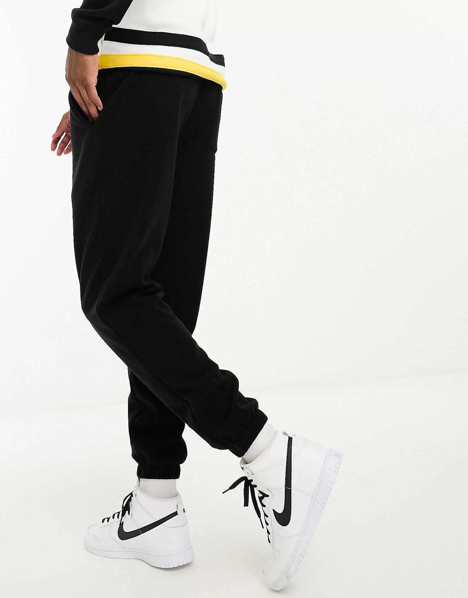 Men DESIGN Tapered Fleece Joggers In