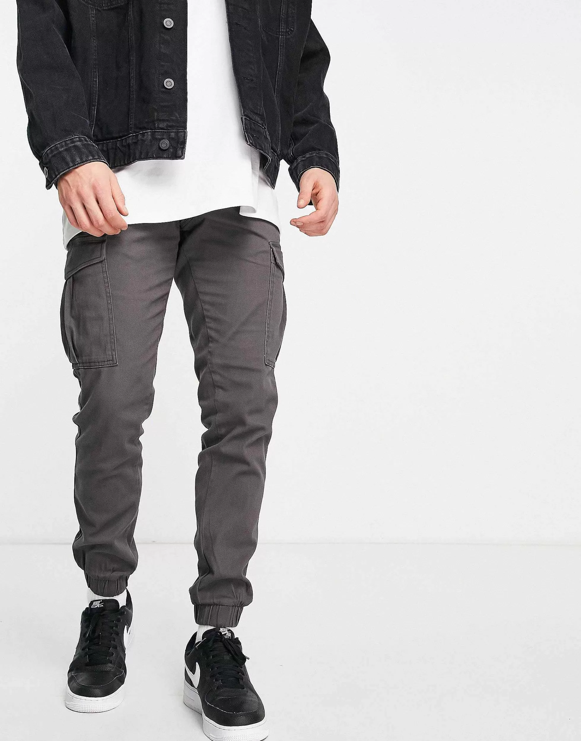 Men Jack & Jones Intelligence Slim Fit Cargo Trousers In Dark Grey