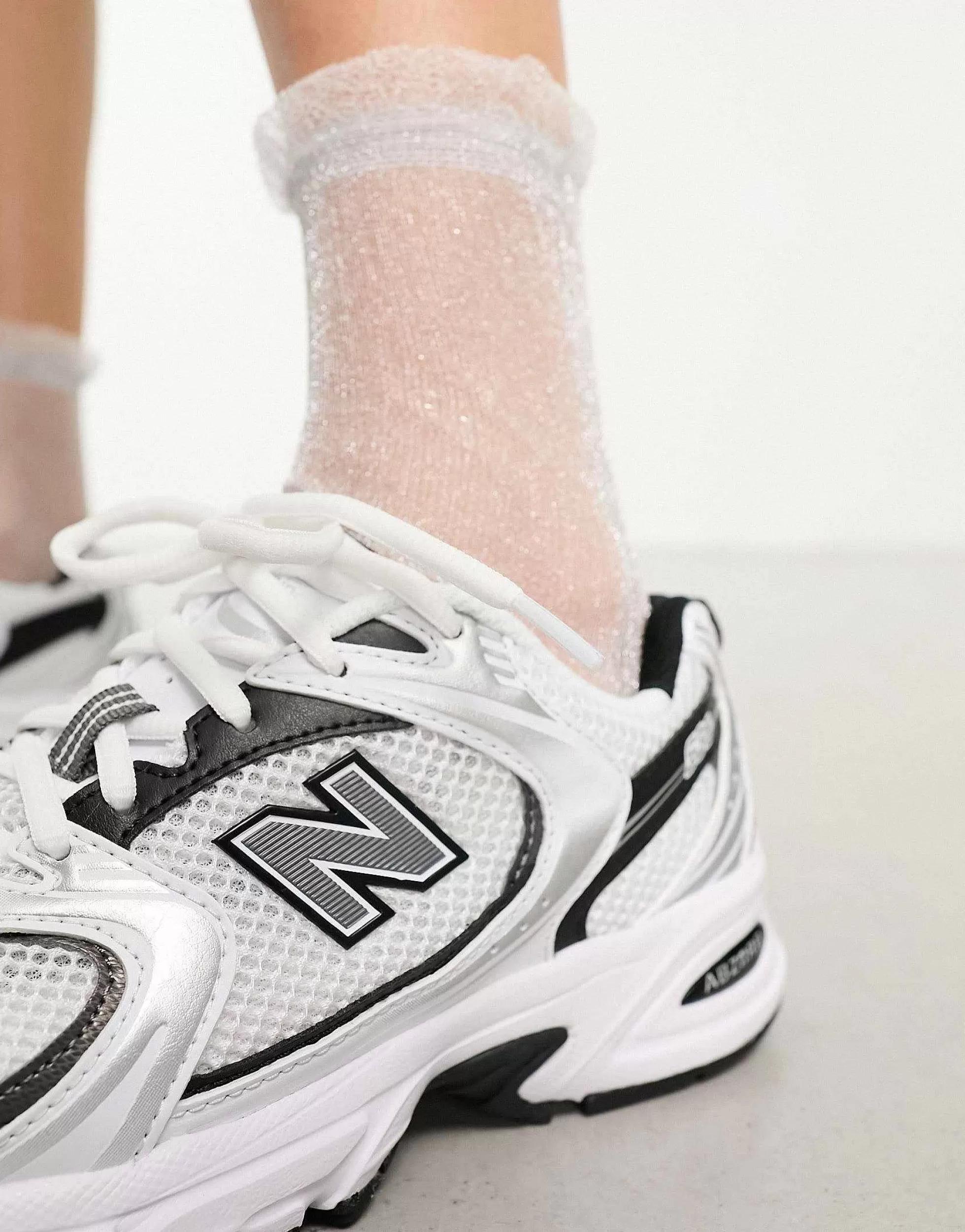 Women New Balance 530 Trainers In Black