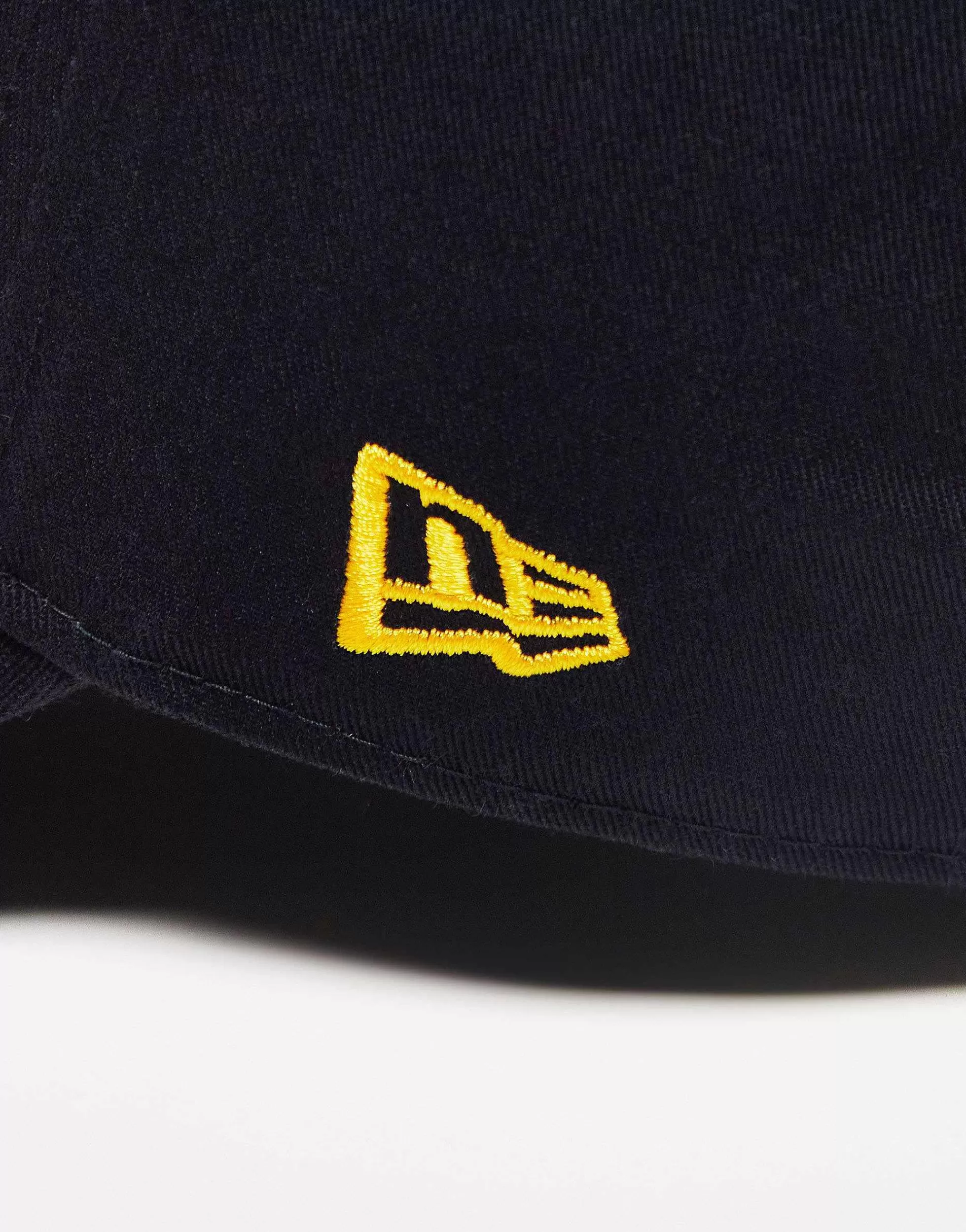 Women New Era 9Forty Ny Unisex Cap In Black With Contrast Logo