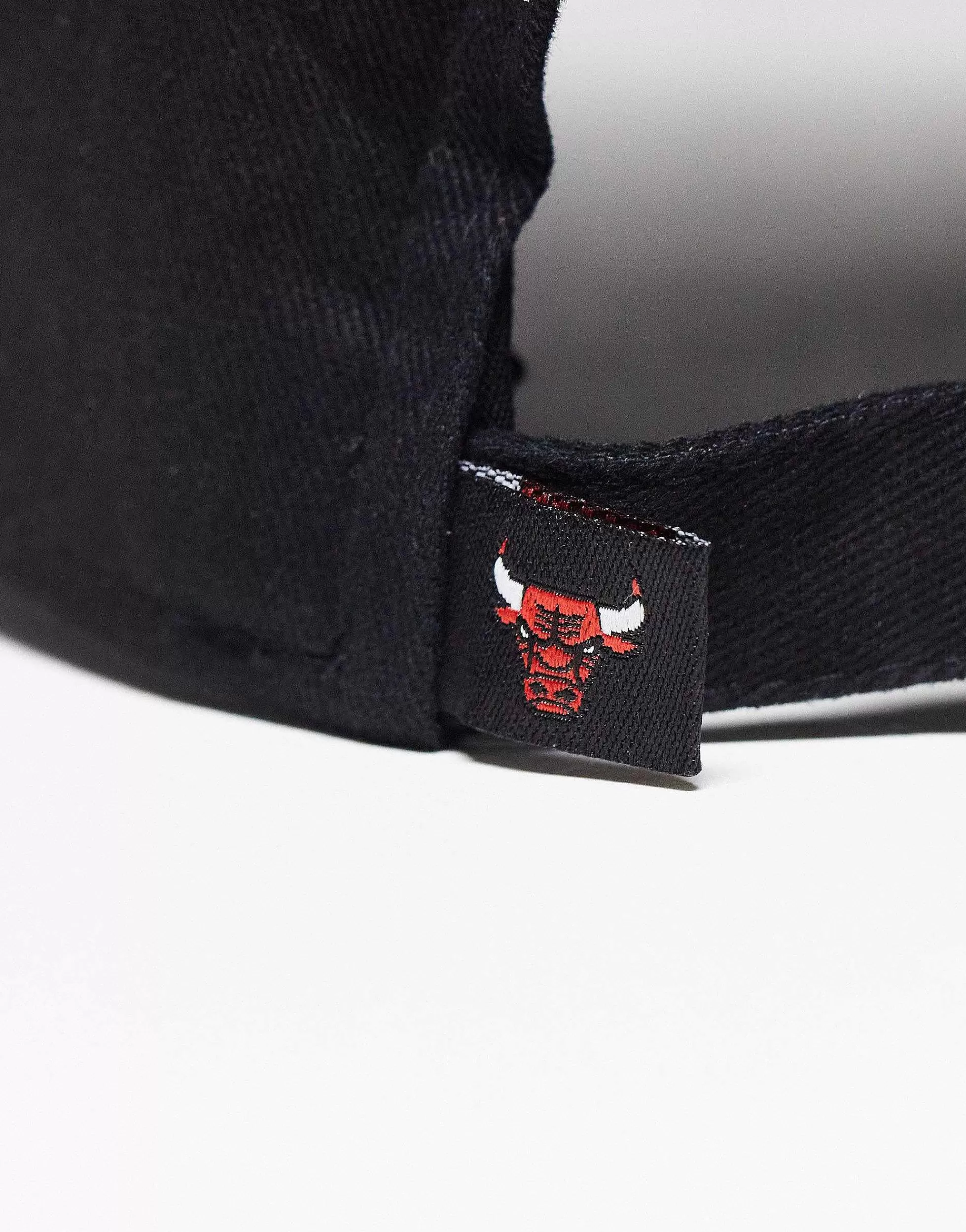 Women New Era 9Twenty Chicago Bulls Unisex Cap In With Red Logo