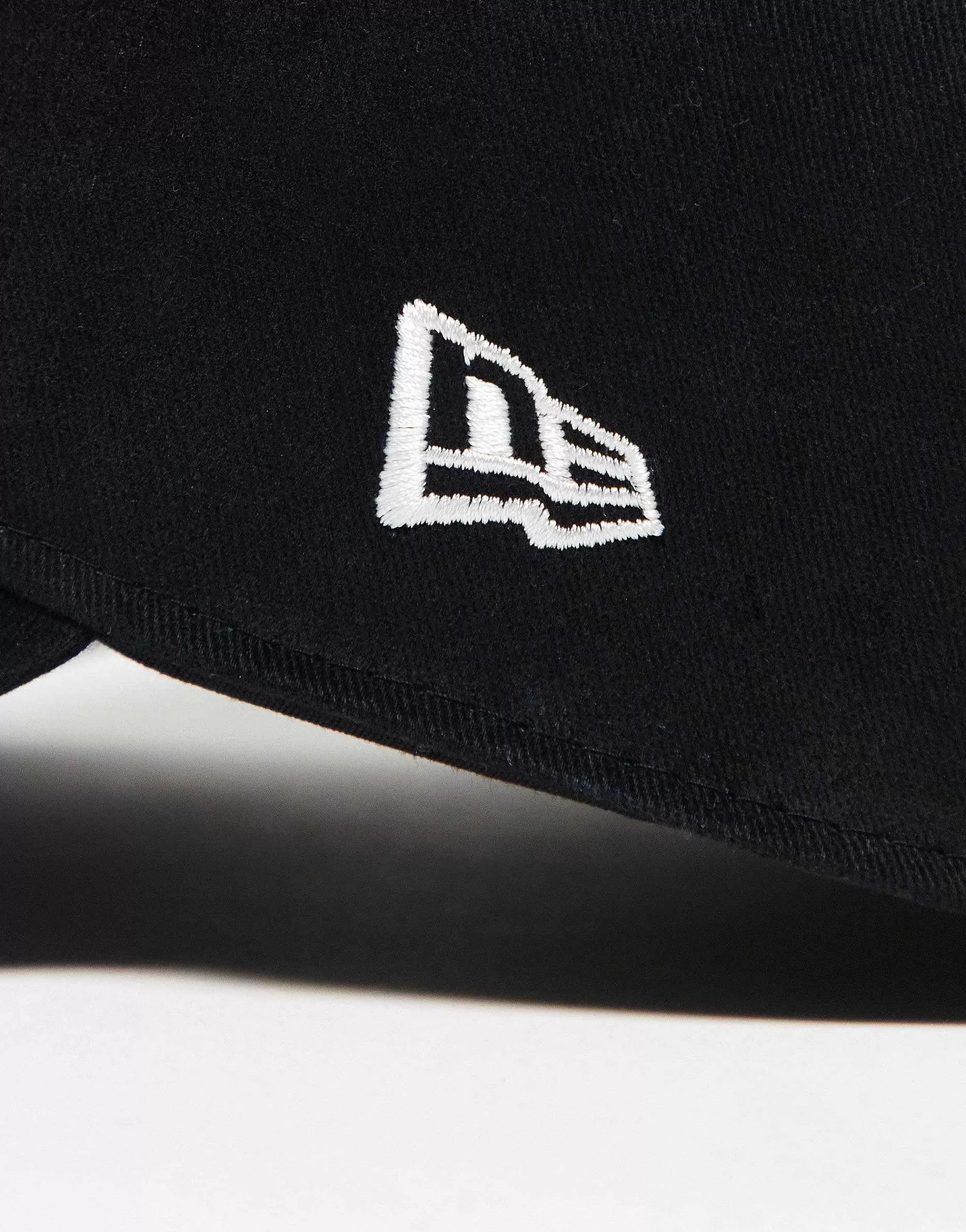Women New Era 9Twenty Chicago Bulls Unisex Cap In With Red Logo