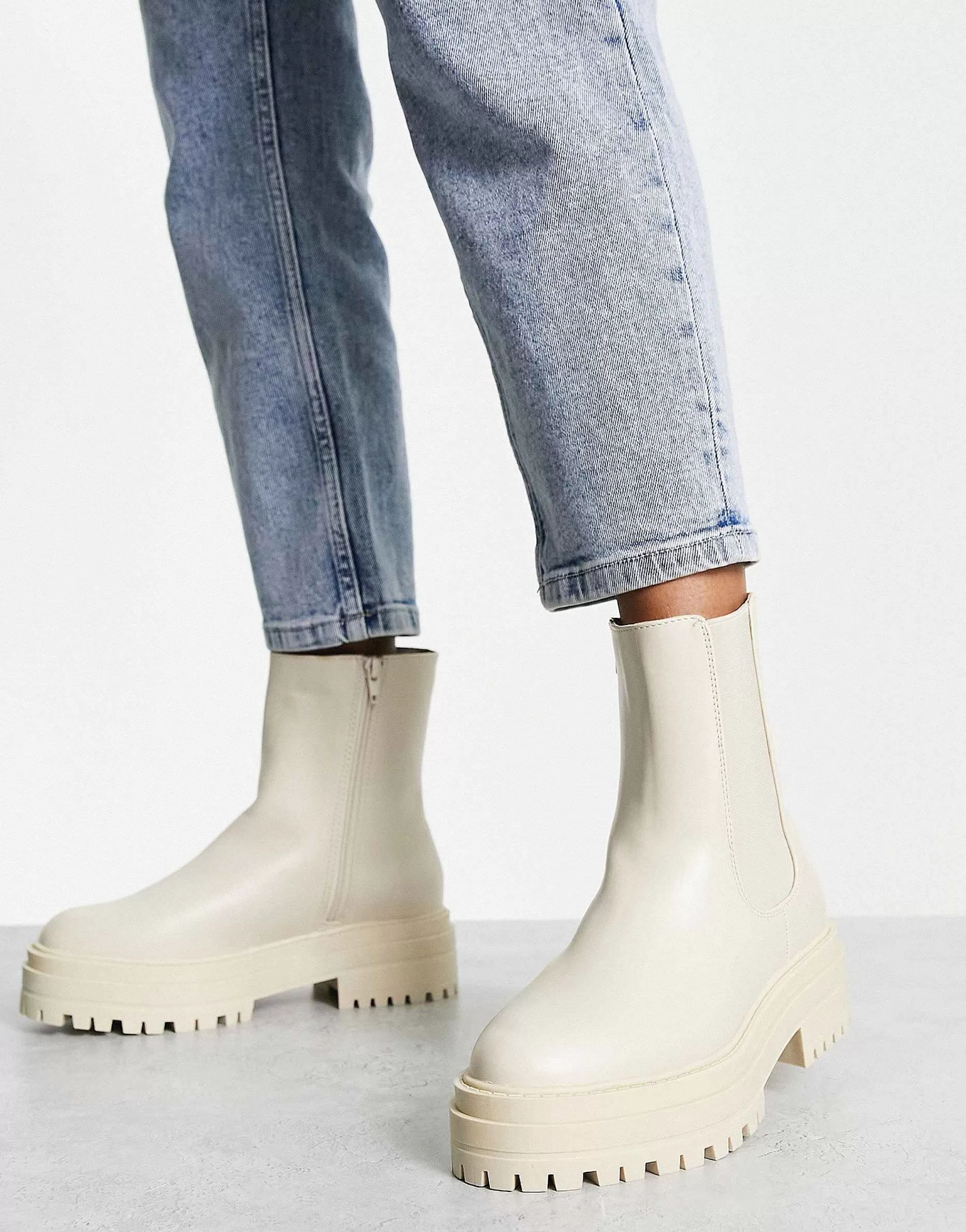 Women New Look Flat Chunky Chelsea Boot With Cleated Sole In Off