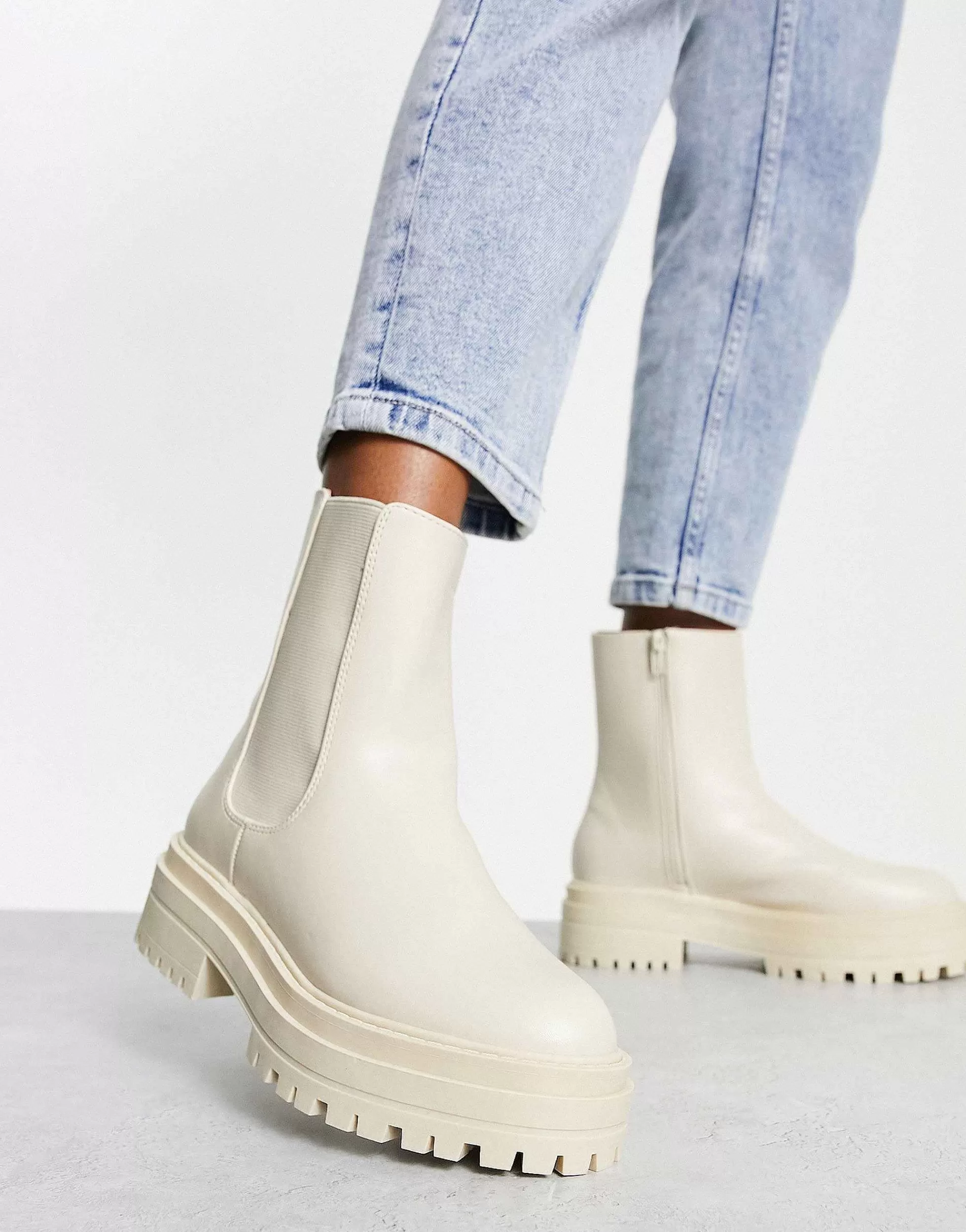 Women New Look Flat Chunky Chelsea Boot With Cleated Sole In Off