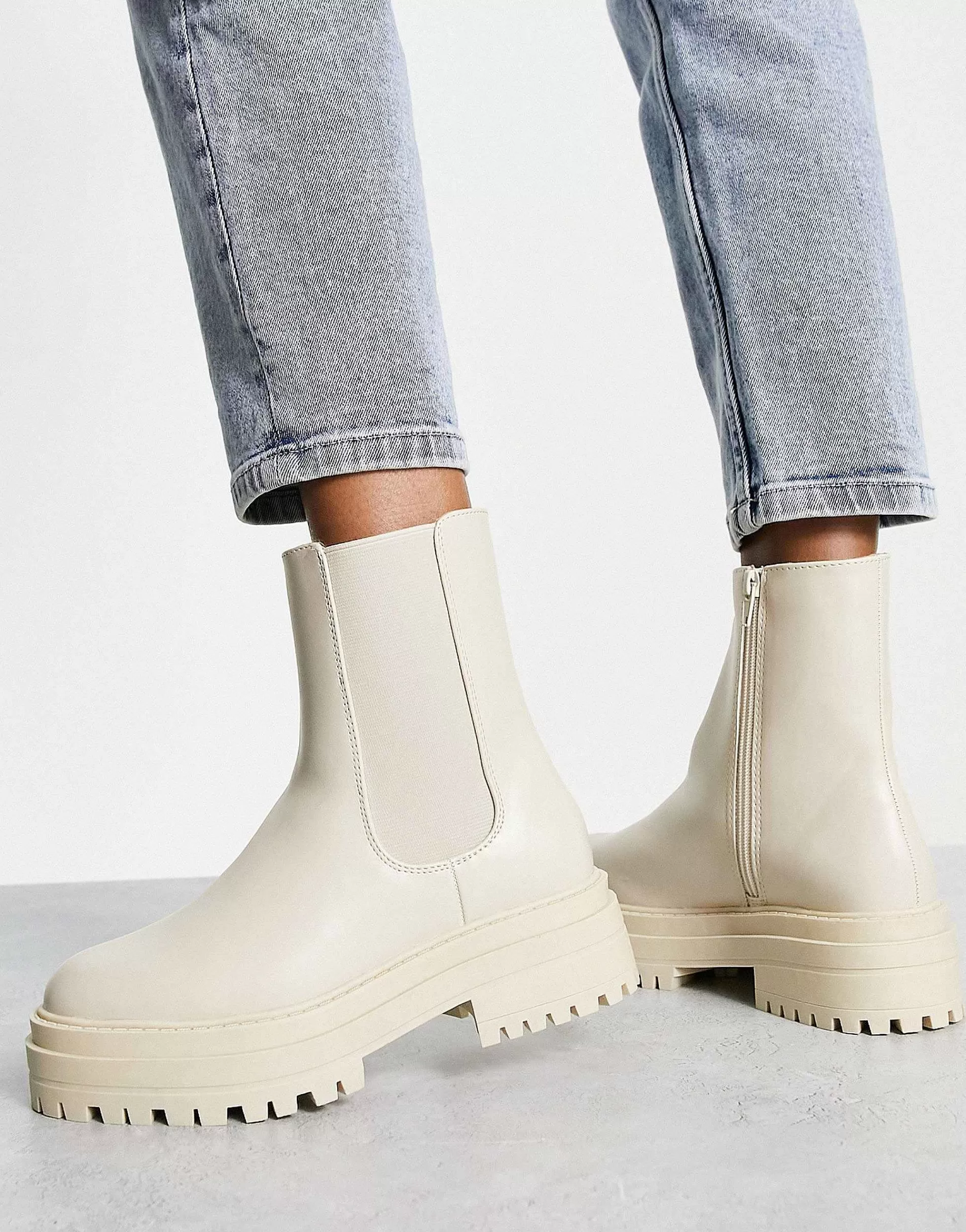 Women New Look Flat Chunky Chelsea Boot With Cleated Sole In Off