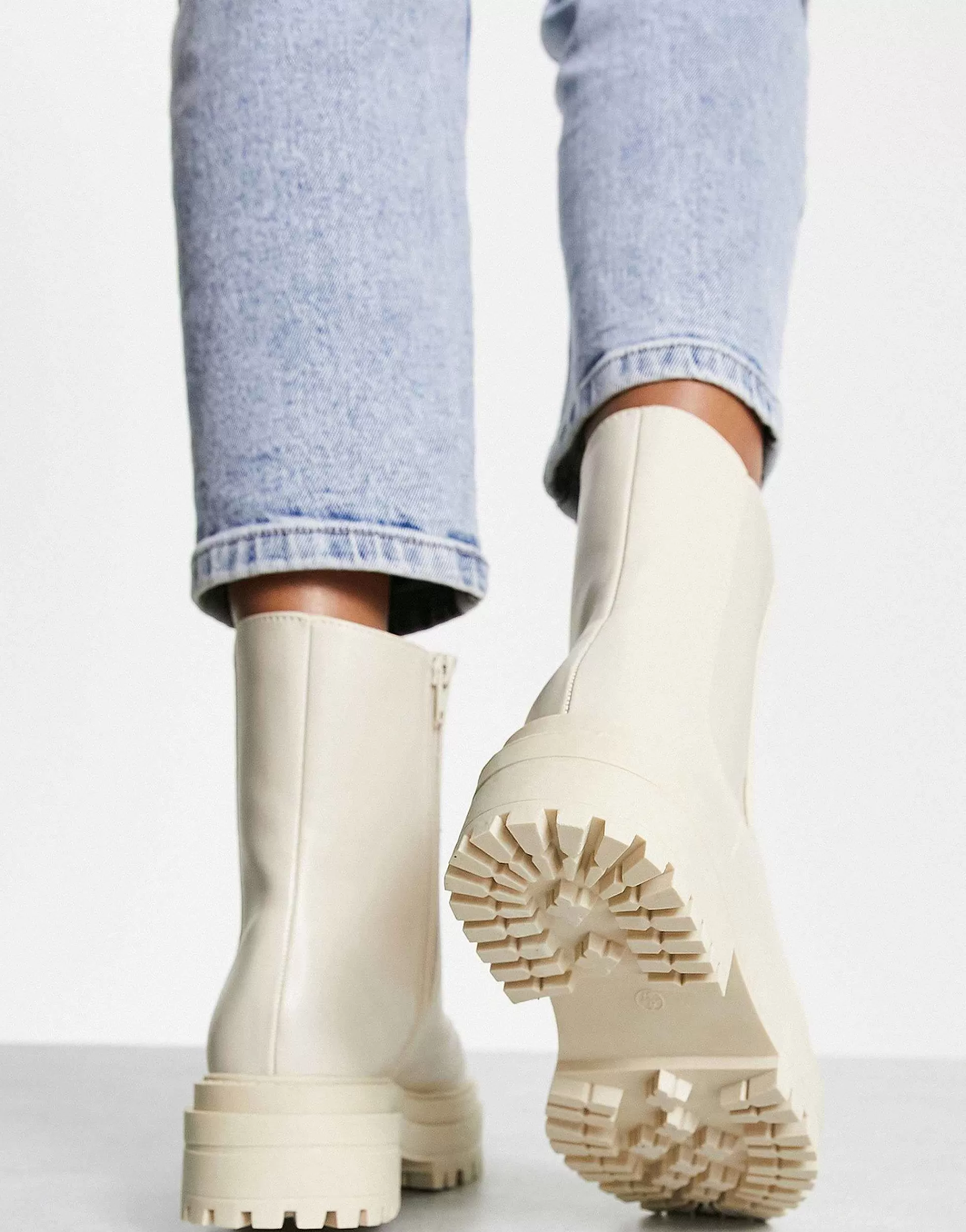 Women New Look Flat Chunky Chelsea Boot With Cleated Sole In Off