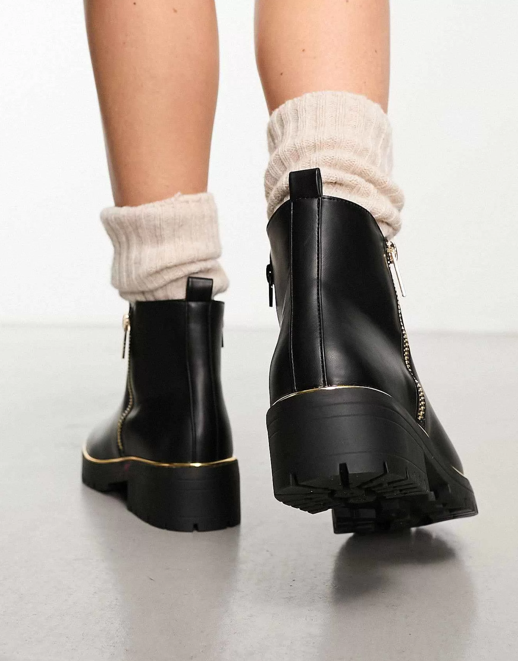 Women New Look Wide Fit Chunky Chelsea Boots With Hardware In