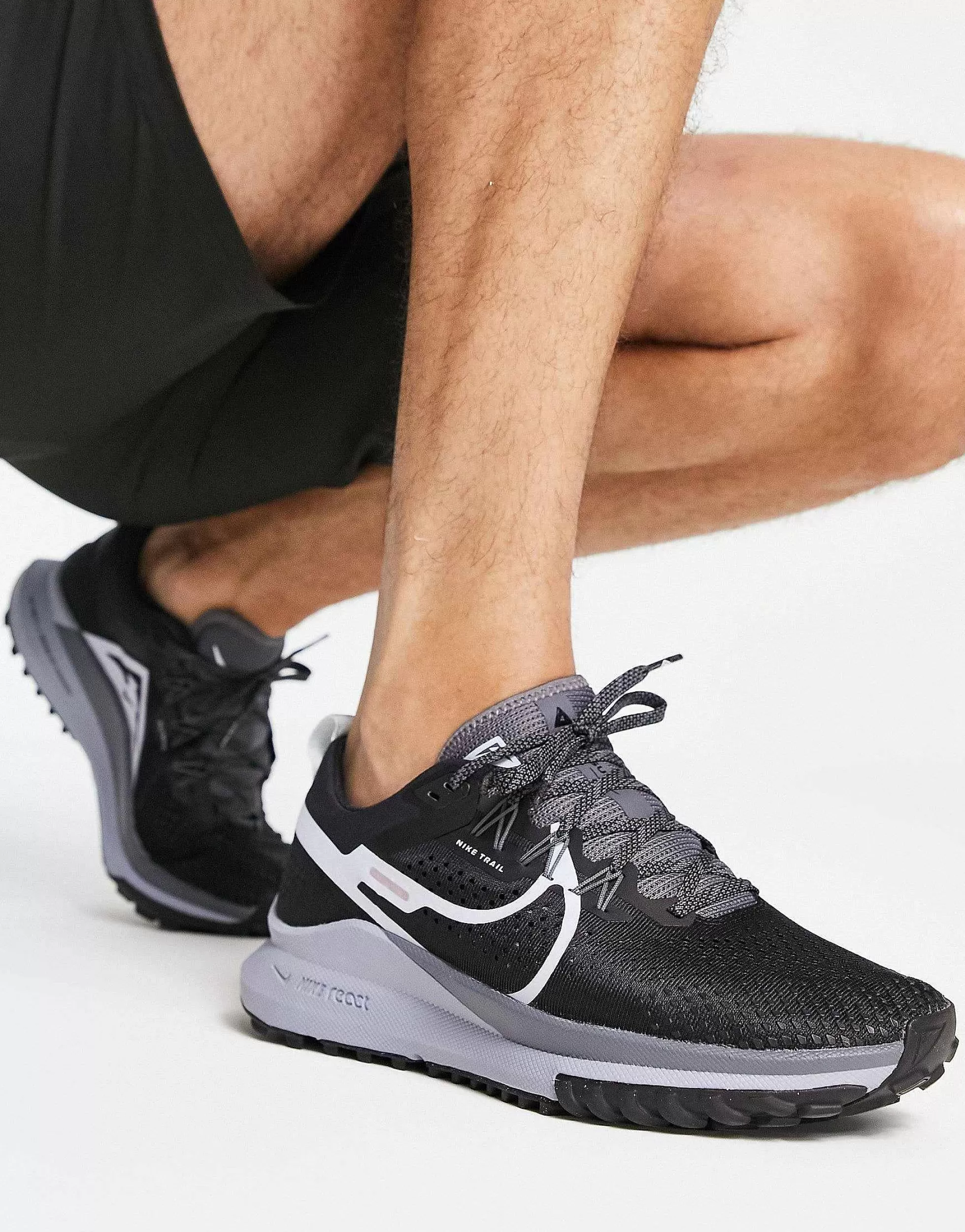 Men Nike Running Trail Pegasus 4 Trainers In And White