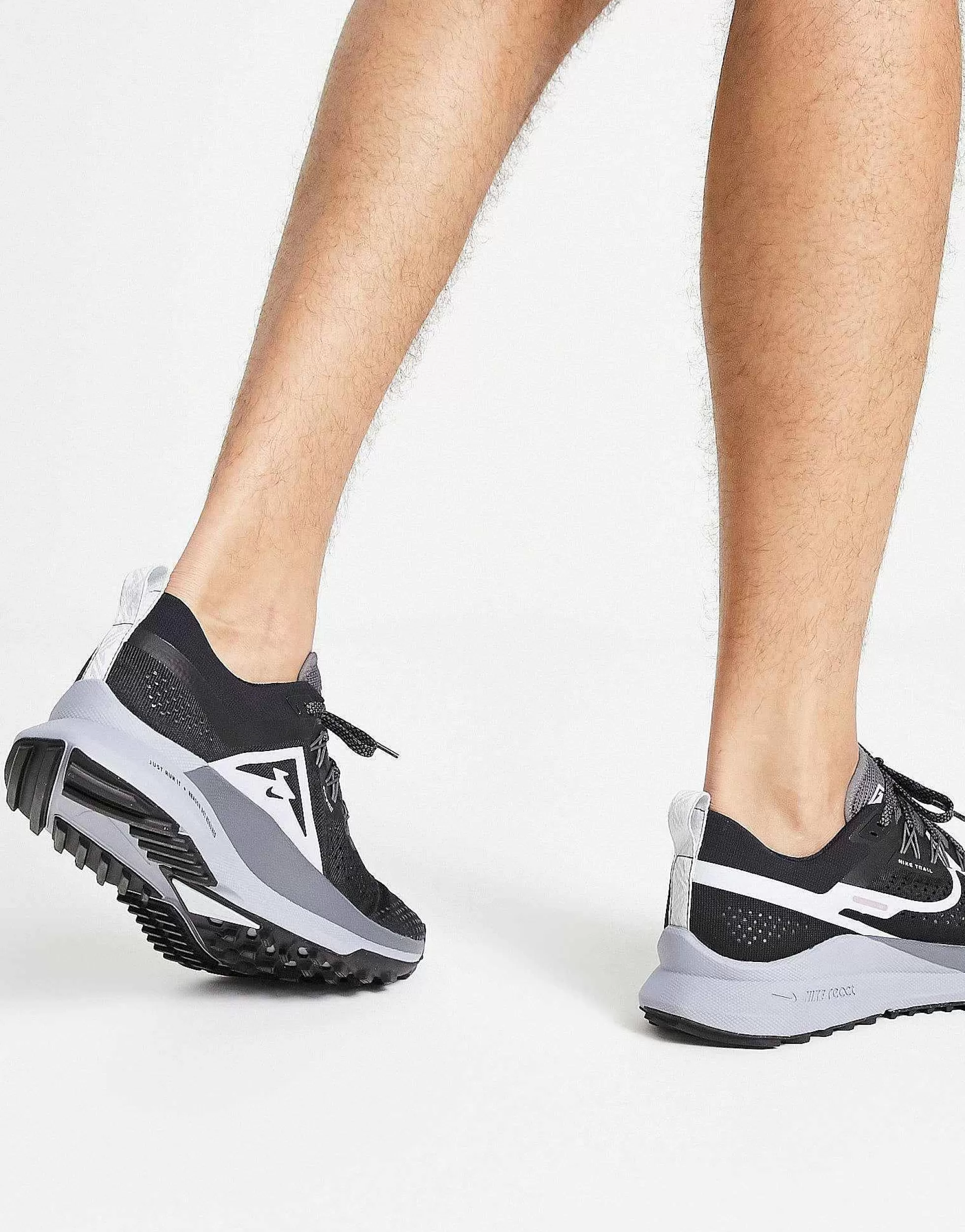 Men Nike Running Trail Pegasus 4 Trainers In And White