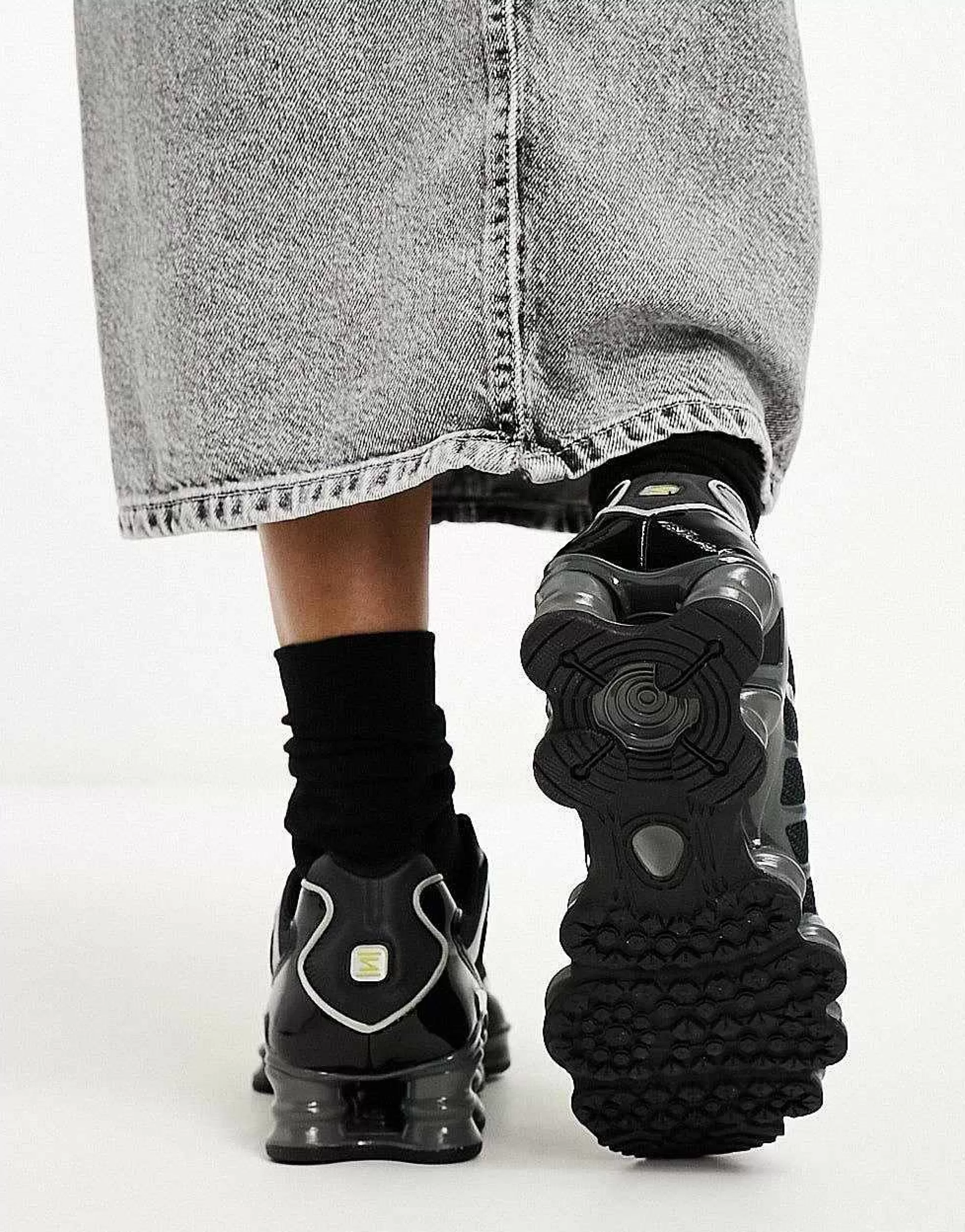 Women Nike Shox Tl Unisex Trainers In And Silver