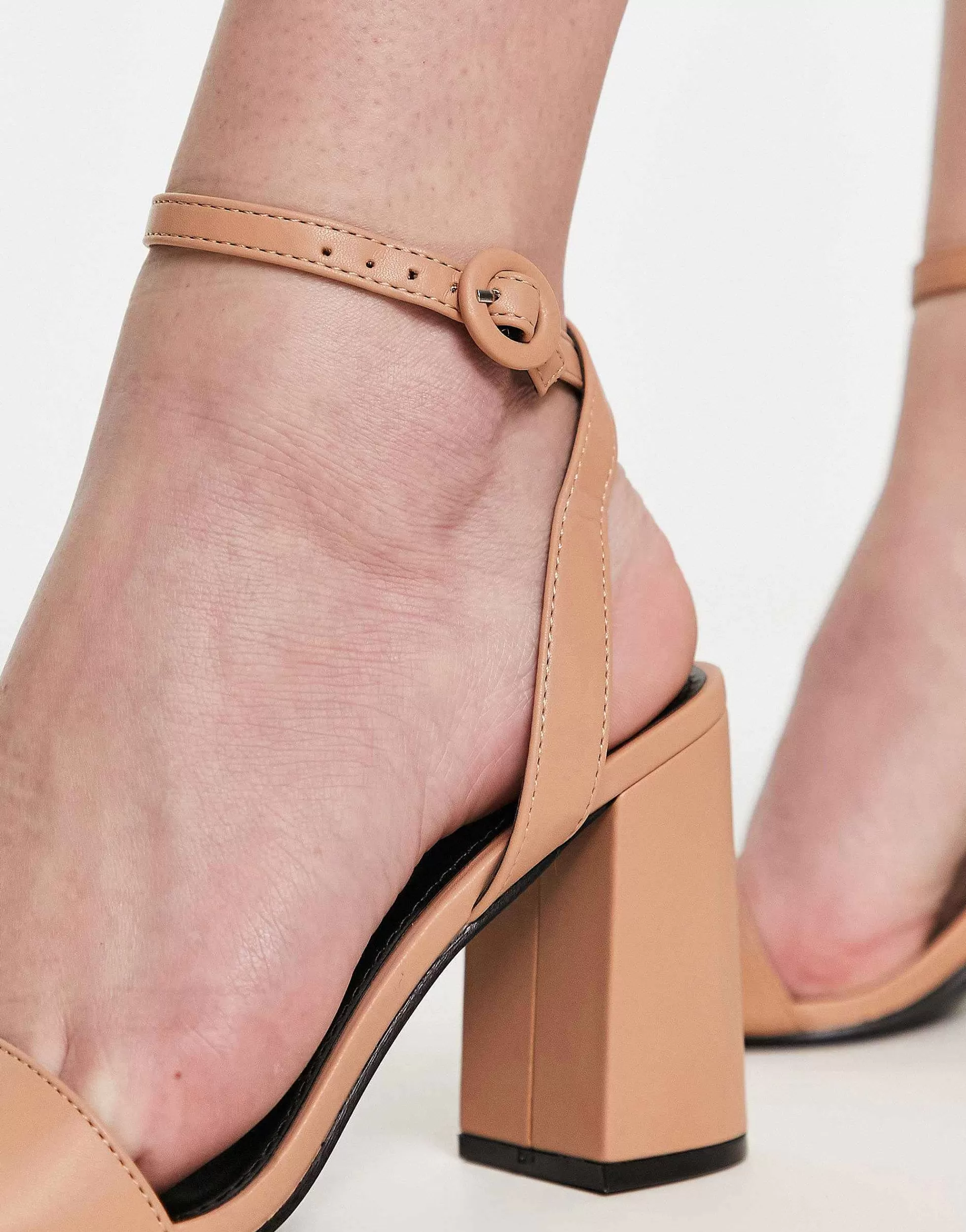 Women Raid Wink Block Heeled Sandals In