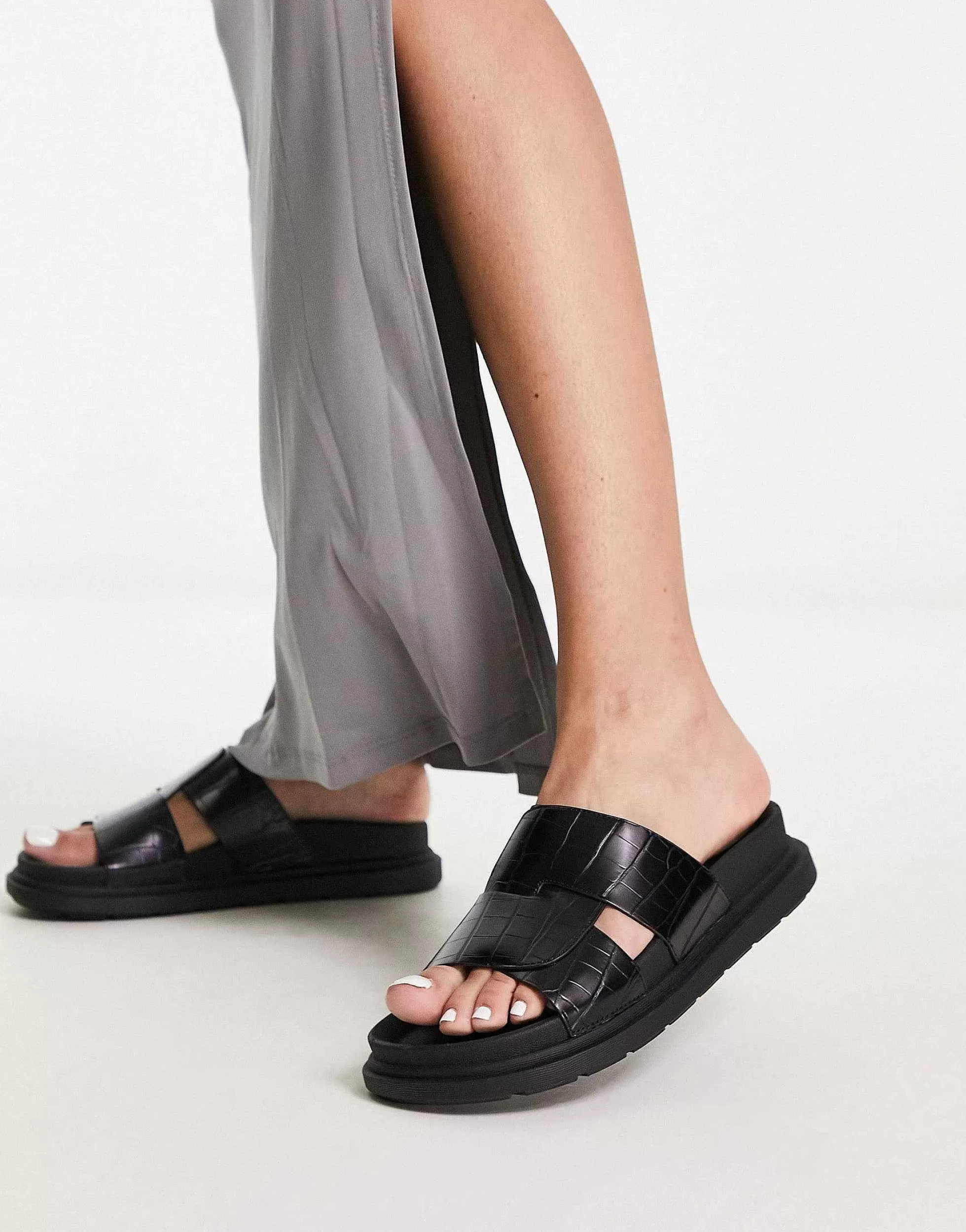 Women Schuh Tally Cross Strap Flat Sandals In
