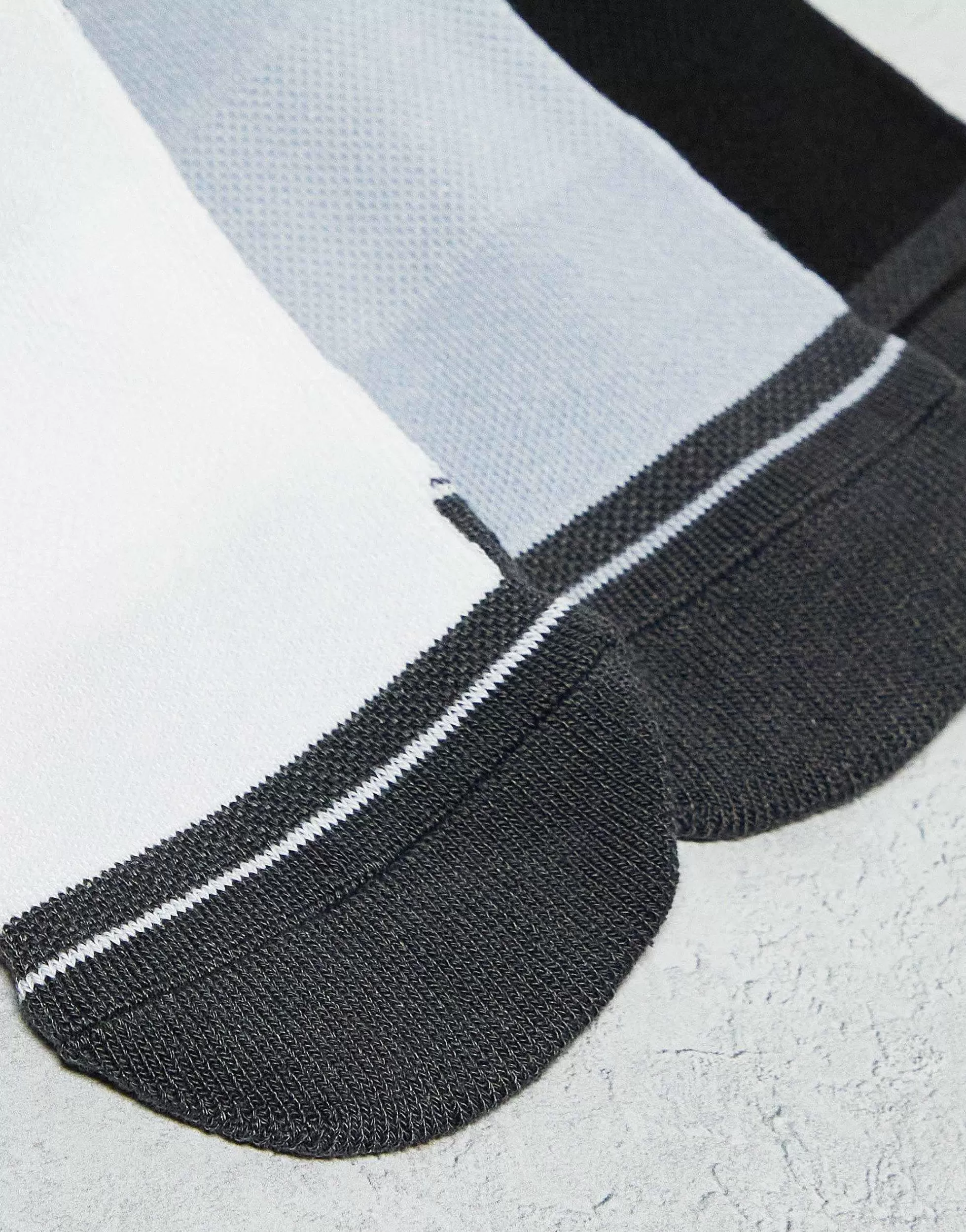 Men Under Armour Performance Tech 3 Pack Crew Socks In Grey White And Black